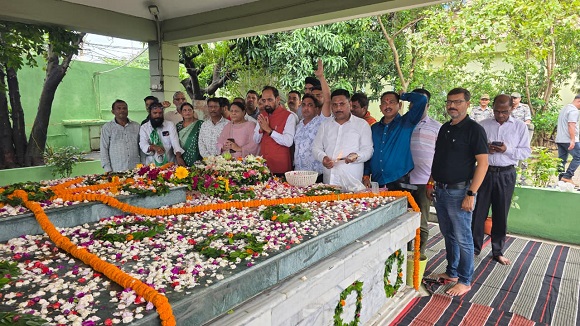 Jamshedpur nirmal mahato death anniversary : शहीद निर्मल महतो को श्रद्धांजलि देने पहुंचे आजसू सुप्रीमो सुदेश महतो, सांसद विद्युत महतो समेत कई दलों के नेताओं ने भी दी श्रद्धांजलि Jamshedpur nirmal mahato death anniversary : शहीद निर्मल महतो को श्रद्धांजलि देने पहुंचे आजसू सुप्रीमो सुदेश महतो, सांसद विद्युत महतो समेत कई दलों के नेताओं ने भी दी श्रद्धांजलि