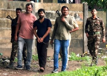Karnataka police in jamshedpur : वैशाली से गिरफ्तार दो आरोपियों को लेकर जमशेदपुर पहुंची कर्नाटक पुलिस, एक हफ्ते पहले तक जहां रह रहे थे उस घर की ली तलाशी, दोनों पर बीदर में कैश वैन लूट में संलिप्तता का है आरोप Karnataka police in jamshedpur : वैशाली से गिरफ्तार दो आरोपियों को लेकर जमशेदपुर पहुंची कर्नाटक पुलिस, एक हफ्ते पहले तक जहां रह रहे थे उस घर की ली तलाशी, दोनों पर बीदर में कैश वैन लूट में संलिप्तता का है आरोप