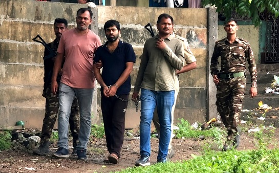 Karnataka police in jamshedpur : वैशाली से गिरफ्तार दो आरोपियों को लेकर जमशेदपुर पहुंची कर्नाटक पुलिस, एक हफ्ते पहले तक जहां रह रहे थे उस घर की ली तलाशी, दोनों पर बीदर में कैश वैन लूट में संलिप्तता का है आरोप Karnataka police in jamshedpur : वैशाली से गिरफ्तार दो आरोपियों को लेकर जमशेदपुर पहुंची कर्नाटक पुलिस, एक हफ्ते पहले तक जहां रह रहे थे उस घर की ली तलाशी, दोनों पर बीदर में कैश वैन लूट में संलिप्तता का है आरोप