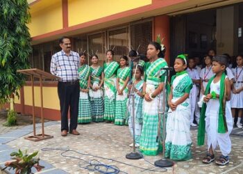West singhbhum school : एसजे डीएवी पब्लिक स्कूल चाईबासा में विश्व आदिवासी दिवस की पूर्व संध्या पर बच्चों ने बिखेरी आदिवासी संस्कृति की छटा