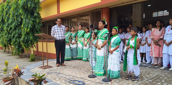 West singhbhum school : एसजे डीएवी पब्लिक स्कूल चाईबासा में विश्व आदिवासी दिवस की पूर्व संध्या पर बच्चों ने बिखेरी आदिवासी संस्कृति की छटा West singhbhum school : एसजे डीएवी पब्लिक स्कूल चाईबासा में विश्व आदिवासी दिवस की पूर्व संध्या पर बच्चों ने बिखेरी आदिवासी संस्कृति की छटा