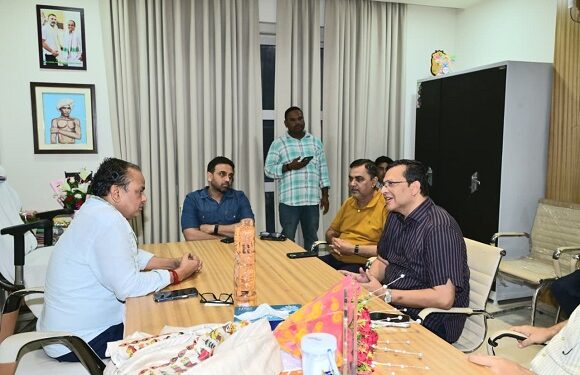 Central spokesperson of JMM meets health minister : स्वास्थ्य मंत्री से मिले प्रवक्ता सह पूर्व विधायक कुणाल षाड़ंगी, झारखंड के बच्चों के लिए मणिपाल में मेडिकल सीटें 25 से बढ़ाकर 50 करने की मांग Central spokesperson of JMM meets health minister : स्वास्थ्य मंत्री से मिले प्रवक्ता सह पूर्व विधायक कुणाल षाड़ंगी, झारखंड के बच्चों के लिए मणिपाल में मेडिकल सीटें 25 से बढ़ाकर 50 करने की मांग