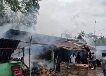 Saraikela chandil fire : चांडिल के एक लाइन होटल में लगी आग, सामान जलकर राख