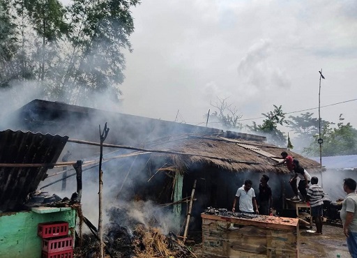 Saraikela chandil fire : चांडिल के एक लाइन होटल में लगी आग, सामान जलकर राख Saraikela chandil fire : चांडिल के एक लाइन होटल में लगी आग, सामान जलकर राख