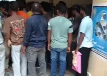 Jamshedpur rural driving license camp hungama : पोटका में ड्राइविंग लाइसेंस शिविर में हंगामा, अव्यवस्थित प्रबंधन के खिलाफ विरोध-प्रदर्शन, देखिए – video Jamshedpur rural driving license camp hungama : पोटका में ड्राइविंग लाइसेंस शिविर में हंगामा, अव्यवस्थित प्रबंधन के खिलाफ विरोध-प्रदर्शन, देखिए – video