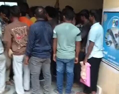 Jamshedpur rural driving license camp hungama : पोटका में ड्राइविंग लाइसेंस शिविर में हंगामा, अव्यवस्थित प्रबंधन के खिलाफ विरोध-प्रदर्शन, देखिए – video Jamshedpur rural driving license camp hungama : पोटका में ड्राइविंग लाइसेंस शिविर में हंगामा, अव्यवस्थित प्रबंधन के खिलाफ विरोध-प्रदर्शन, देखिए – video