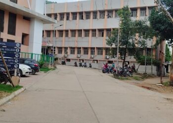 Jamshedpur mgm hostel : एमजीएम हॉस्टल से सामान लेने पहुंचे डॉ यश को रोका, दिवंगत डॉ समीर के परिजन भी लौटाए गए Jamshedpur mgm hostel : एमजीएम हॉस्टल से सामान लेने पहुंचे डॉ यश को रोका, दिवंगत डॉ समीर के परिजन भी लौटाए गए