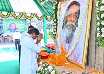Jharkhand pays homage to guruji Shibu soren : झारखंड के मुख्यमंत्री ने दिवंगत दिशोम गुरु शिबू सोरेन की प्रथम पुण्यतिथि पर अर्पित की भावभीनी श्रद्धांजलि, गुरुजी को किया गया नमन Jharkhand pays homage to guruji Shibu soren : झारखंड के मुख्यमंत्री ने दिवंगत दिशोम गुरु शिबू सोरेन की प्रथम पुण्यतिथि पर अर्पित की भावभीनी श्रद्धांजलि, गुरुजी को किया गया नमन