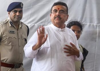 West Bengal cm emergency landing : पश्चिम बंगाल के मुख्यमंत्री शुभेंदु अधिकारी के हेलिकॉप्टर की कोलाघाट में इमरजेंसी लैंडिंग, हेलिकॉप्टर में तकनीकी खराबी की वजह आई सामने West Bengal cm emergency landing : पश्चिम बंगाल के मुख्यमंत्री शुभेंदु अधिकारी के हेलिकॉप्टर की कोलाघाट में इमरजेंसी लैंडिंग, हेलिकॉप्टर में तकनीकी खराबी की वजह आई सामने