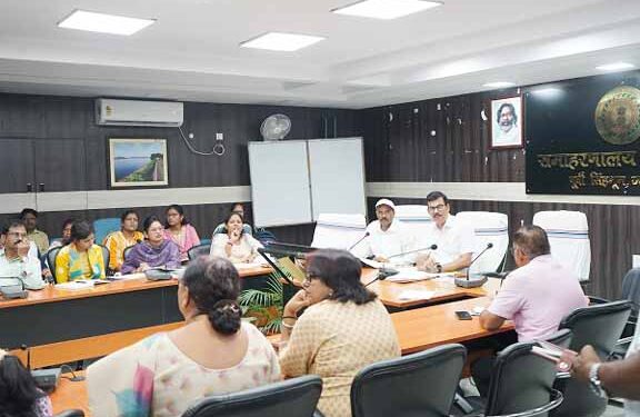 Jamshedpur dc education department review- उपायुक्त की अध्यक्षता में हुई शिक्षा विभाग की मासिक समीक्षा बैठक, विद्यालयों में शैक्षणिक एवं आधारभूत सुविधाओं की प्रगति की हुई समीक्षा,छात्र-छात्राओं की शत-प्रतिशत उपस्थिति, आधार एवं जन्म प्रमाण पत्र, छात्रवृत्ति तथा बोर्ड परीक्षा परिणाम में सुधार को लेकर दिए गए आवश्यक निर्देश