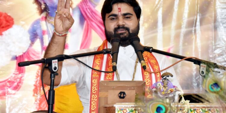 Jamshedpur Shrimad Bhagwat Katha- हिमांशु महाराज ने प्रेम ही ईश्वर है का दिया संदेश, बिष्टुपुर के सत्यनारायण मंदिर में श्रीमद्भागवत कथा का भव्य शुभारंभ