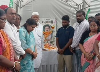 jamshedpur jmm homage- दिवंगत मंत्री सुदिव्य सोनू के निधन पर झामुमो संपर्क कार्यालय में शोकसभा आयोजित, दो मिनट का मौन रखकर दी गयी श्रद्धांजलि, देखिए video