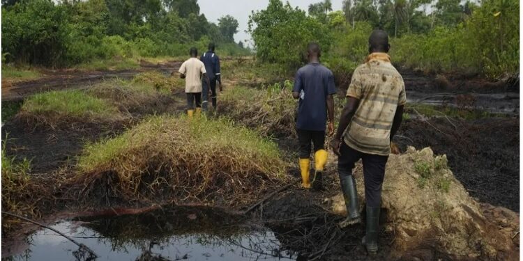 Nigeria 37 died while stealing oil : नाइजीरिया में कच्चे तेल की चोरी करते समय 37 लोगों की मौत, तेल चोरी करते जहरीली गैस की चपेट में आने से हुआ हादसा, मरनेवालों की संख्या की आधिकारिक पुष्टि होना अभी बाकी