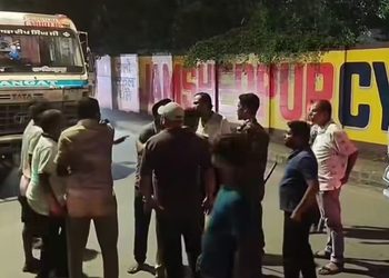 Jamshedpur road jaam : साकची मे ट्रक का शीशा तोड़ा गया, गुस्साए चलाको ने किया रोड जाम, देखिये – video Jamshedpur road jaam : साकची मे ट्रक का शीशा तोड़ा गया, गुस्साए चलाको ने किया रोड जाम, देखिये – video