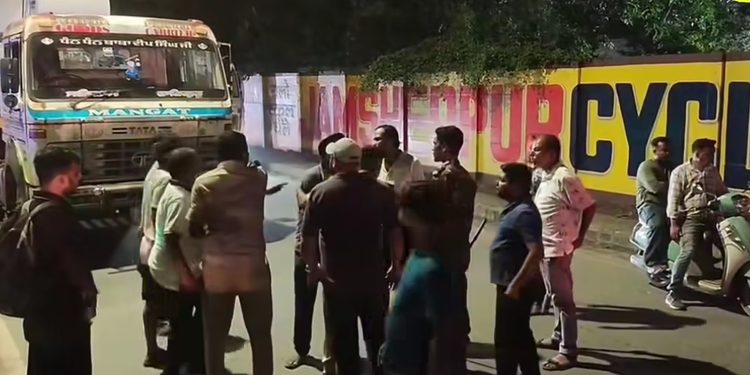 Jamshedpur road jaam : साकची मे ट्रक का शीशा तोड़ा गया, गुस्साए चलाको ने किया रोड जाम, देखिये – video
