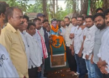 jamshedpur rural- जमशेदपुर के सांसद विद्युत वरण महतो ने शहीद साबुआ हांसदा की प्रतिमा पर माल्यार्पण कर दी श्रद्धांजलि jamshedpur rural- जमशेदपुर के सांसद विद्युत वरण महतो ने शहीद साबुआ हांसदा की प्रतिमा पर माल्यार्पण कर दी श्रद्धांजलि