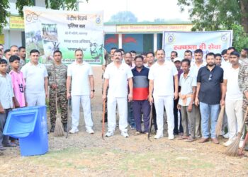 west singhbhum ckp crpf 60 battalion-चक्रधरपुर में सीआरपीएफ 60 बटालियन ने चलाया स्वच्छता ही सेवा अभियान, आसनतलिया में आम नागरिकों को स्वच्छता के प्रति किया जागरूक west singhbhum ckp crpf 60 battalion-चक्रधरपुर में सीआरपीएफ 60 बटालियन ने चलाया स्वच्छता ही सेवा अभियान, आसनतलिया में आम नागरिकों को स्वच्छता के प्रति किया जागरूक