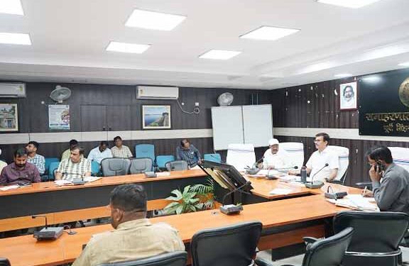 Jamshedpur dc welfare department review-उपायुक्त ने कल्याण विभाग एवं आईटीडीए की योजनाओं की समीक्षा कर समयबद्ध क्रियान्वयन पर दिया जोर, उप विकास आयुक्त व अन्य संबंधित विभागीय पदाधिकारी हुए शामिल