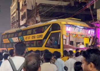 jamshedpur bus accident : मानगो गोलचक्कर के पास भागलपुर जाने वाली बस का ब्रेक फेल, बस पारडीह की ओर मुड़ी, दो बाइक को रौंदा, एक बाइक बस में फंसी