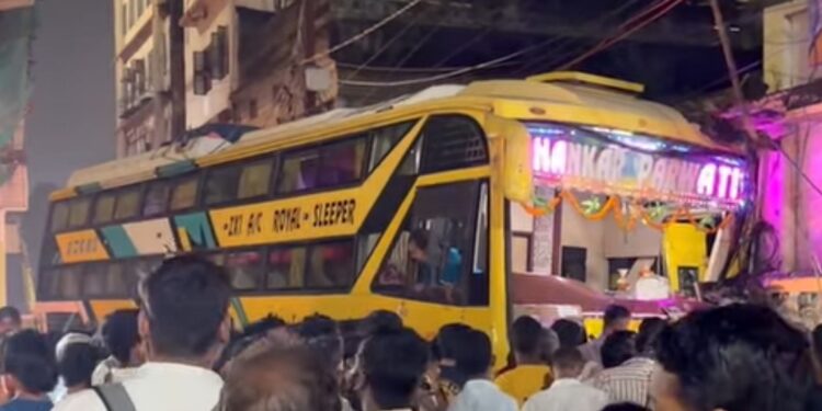 jamshedpur bus accident : मानगो गोलचक्कर के पास भागलपुर जाने वाली बस का ब्रेक फेल, बस पारडीह की ओर मुड़ी, दो बाइक को रौंदा, एक बाइक बस में फंसी