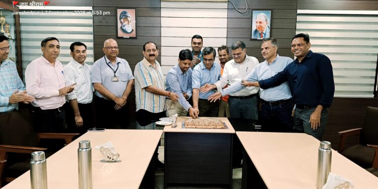 tata steel lime plant record production : टाटा स्टील के लाइम प्लांट ने हासिल की अब तक की सर्वश्रेष्ठ लाइम रिएक्टिविटी और रिकॉर्ड उत्पादन, कर्मचारियों का हौसला बढ़ाने पहुंचे कंपनी के वाइस प्रेसिडेंट व यूनियन अध्यक्ष