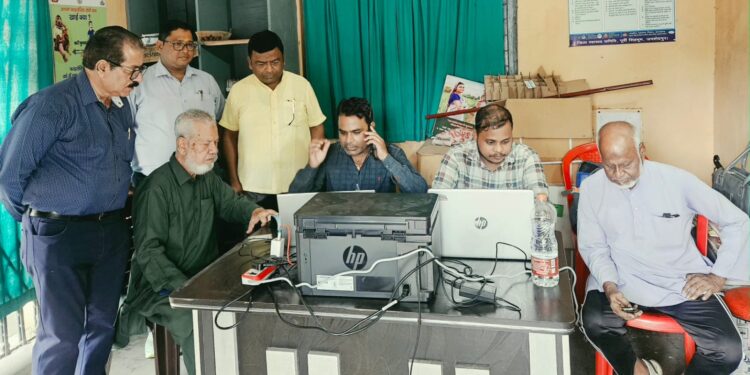 jamshedpur health report : धातकीडीह के मदर टेरेसा एडवांस हेल्थ क्लीनिक में 70 वर्ष से अधिक आयु के बुजुर्गों के लिए लगाया विशेष आयुष्मान वय वंदना कार्ड शिविर, लोगों की मदद