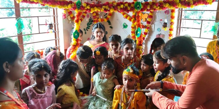 jamshedpur rural-नारगा स्कूल में जन्माष्टमी आयोजित, राधा-कृष्ण के रूप में सजे नन्हे बच्चों ने मनमोहा, मटकी फोड़ में गूंजा ‘गोविंदा आला रे’