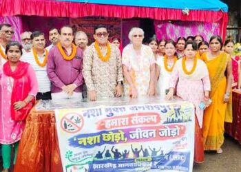 Jamshedpur jhrc : साकची गोलचक्कर पर जेएचआरसी ने अनशन सह हस्ताक्षर अभियान चलाया, लूट, हत्या जैसी आपराधिक घटनाओं पर लगाम लगाने की मांग Jamshedpur jhrc : साकची गोलचक्कर पर जेएचआरसी ने अनशन सह हस्ताक्षर अभियान चलाया, लूट, हत्या जैसी आपराधिक घटनाओं पर लगाम लगाने की मांग