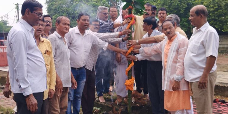 jamshedpur bhumi pujan-कदमा न्यू फार्म एरिया दुर्गा पूजा कमेटी का भूमि पूजन संपन्न, 8 लाख की लागत से बनेगा भव्य पूजा पंडाल jamshedpur bhumi pujan-कदमा न्यू फार्म एरिया दुर्गा पूजा कमेटी का भूमि पूजन संपन्न, 8 लाख की लागत से बनेगा भव्य पूजा पंडाल