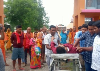 jamshedpur rural- गालूडीह मे कुत्ता बचाने के चक्कर में बाइक अनियंत्रित होकर सड़क पर गिरी, बाइक सवार युवक-युवती घायल, अस्पताल में भर्ती