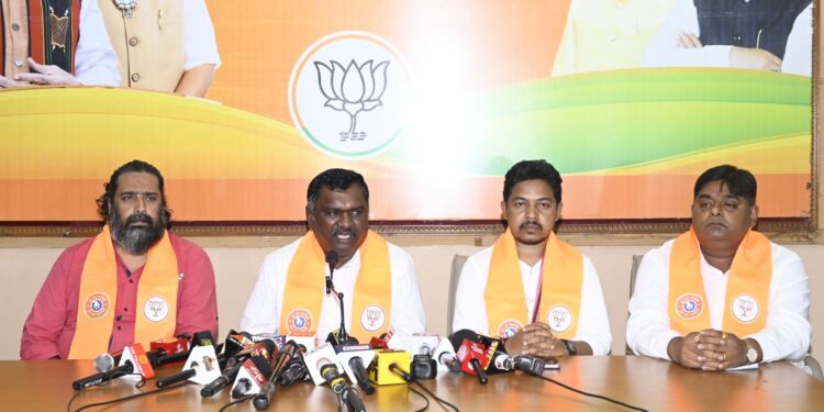 jharkhand bjp attack on congress : परिसीमन मामले पर भाजपा प्रदेश महामंत्री अमर बाउरी का कांग्रेस पर जोरदार हमला, 2008 की गलती के लिए कांग्रेस और राहुल गांधी से माफी मांगने को कहा jharkhand bjp attack on congress : परिसीमन मामले पर भाजपा प्रदेश महामंत्री अमर बाउरी का कांग्रेस पर जोरदार हमला, 2008 की गलती के लिए कांग्रेस और राहुल गांधी से माफी मांगने को कहा
