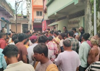 west singhbhum ckp murder-चक्रधरपुर में महिला पर्यवेक्षिका की धारदार हथियार से हत्या, आरोपी को स्थानीय लोगों ने पकड़ कर पुलिस के हवाले किया, पुलिस मामले की छानबीन में जुटी west singhbhum ckp murder-चक्रधरपुर में महिला पर्यवेक्षिका की धारदार हथियार से हत्या, आरोपी को स्थानीय लोगों ने पकड़ कर पुलिस के हवाले किया, पुलिस मामले की छानबीन में जुटी
