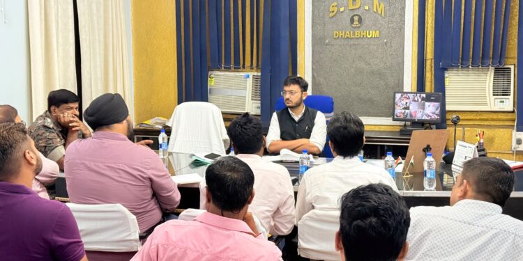Jamshedpur sdo meeting-एसडीओ धालभूम की अध्यक्षता में हुई सड़क सुरक्षा एवं यातायात प्रबंधन को लेकर बैठक, शहरी क्षेत्र में दुर्घटनाओं में कमी लाने एवं यातायात व्यवस्था सुदृढ़ करने का दिया गया निर्देश