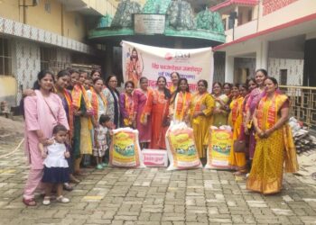 jamshedpur vipra foundation mahila samiti विप्र फाउंडेशन जमशेदपुर महिला समिति ने गौशाला में की गौसेवा, गौमाता को गुड़, चारा व चोकर खिलाया jamshedpur vipra foundation mahila samiti विप्र फाउंडेशन जमशेदपुर महिला समिति ने गौशाला में की गौसेवा, गौमाता को गुड़, चारा व चोकर खिलाया
