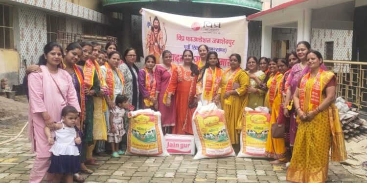 jamshedpur vipra foundation mahila samiti विप्र फाउंडेशन जमशेदपुर महिला समिति ने गौशाला में की गौसेवा, गौमाता को गुड़, चारा व चोकर खिलाया