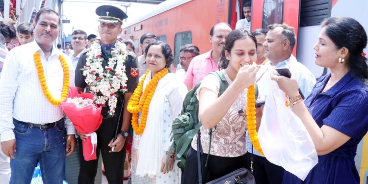 Jamshedpur proud-लेफ्टिनेंट प्रतीक सिंह का जमशेदपुर आगमन पर जोरदार स्वागत, परसुडीह में भव्य मिलन समारोह Jamshedpur proud-लेफ्टिनेंट प्रतीक सिंह का जमशेदपुर आगमन पर जोरदार स्वागत, परसुडीह में भव्य मिलन समारोह