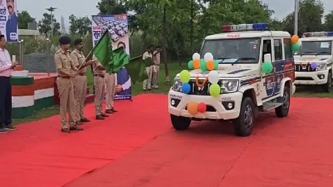 saraikela kharsawan police-सरायकेला खरसावां पुलिस को मिली 19 नयी बोलेरो, एसपी ने किया वाहनों को रवाना, खुद पेट्रोलिंग बोलेरो को कोलेबिरा तक ले गए, पुलिस की गश्त व्यवस्था का लिया जायजा, गश्ती में होगी सहूलियत saraikela kharsawan police-सरायकेला खरसावां पुलिस को मिली 19 नयी बोलेरो, एसपी ने किया वाहनों को रवाना, खुद पेट्रोलिंग बोलेरो को कोलेबिरा तक ले गए, पुलिस की गश्त व्यवस्था का लिया जायजा, गश्ती में होगी सहूलियत