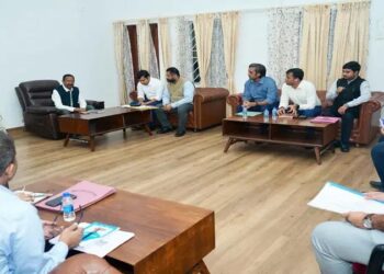west singhbhum minister meeting- चाईबासा में मंत्री दीपक बिरुआ की अध्यक्षता में हुई बैठक, डीसी व सारंडा डीएफओ समेत कई अधिकारी रहे मौजूद, हाथी-मानव संघर्ष समेत कई समस्याओं पर चर्चा west singhbhum minister meeting- चाईबासा में मंत्री दीपक बिरुआ की अध्यक्षता में हुई बैठक, डीसी व सारंडा डीएफओ समेत कई अधिकारी रहे मौजूद, हाथी-मानव संघर्ष समेत कई समस्याओं पर चर्चा