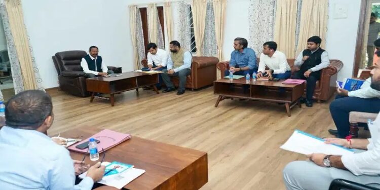 west singhbhum minister meeting- चाईबासा में मंत्री दीपक बिरुआ की अध्यक्षता में हुई बैठक, डीसी व सारंडा डीएफओ समेत कई अधिकारी रहे मौजूद, हाथी-मानव संघर्ष समेत कई समस्याओं पर चर्चा west singhbhum minister meeting- चाईबासा में मंत्री दीपक बिरुआ की अध्यक्षता में हुई बैठक, डीसी व सारंडा डीएफओ समेत कई अधिकारी रहे मौजूद, हाथी-मानव संघर्ष समेत कई समस्याओं पर चर्चा