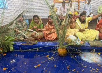 jamshedpur puja : श्री श्री शीतला माता मंदिर टुइलाडुंगरी में श्रद्धा और आस्था के साथ मनाया गया हलषष्ठी ‘कमर छठ’ पर्व, सैकड़ों माताओं ने संतान की दीर्घायु, आरोग्य एवं सुख-समृद्धि की कामना से किया पूजन