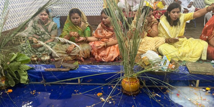 jamshedpur puja : श्री श्री शीतला माता मंदिर टुइलाडुंगरी में श्रद्धा और आस्था के साथ मनाया गया हलषष्ठी ‘कमर छठ’ पर्व, सैकड़ों माताओं ने संतान की दीर्घायु, आरोग्य एवं सुख-समृद्धि की कामना से किया पूजन