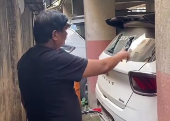 jamshedpur car vandalised- मानगो निशा अपार्टमेंट के बाहर खड़ी कार मे तोड़फोड़, शीशा तोड़ा, पूरी घटना सीसीटीवी कैमरे में कैद, पुलिस मामले की छानबीन में जुटी, देखिए video