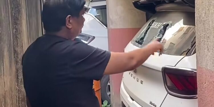 jamshedpur car vandalised- मानगो निशा अपार्टमेंट के बाहर खड़ी कार मे तोड़फोड़, शीशा तोड़ा, पूरी घटना सीसीटीवी कैमरे में कैद, पुलिस मामले की छानबीन में जुटी, देखिए video jamshedpur car vandalised- मानगो निशा अपार्टमेंट के बाहर खड़ी कार मे तोड़फोड़, शीशा तोड़ा, पूरी घटना सीसीटीवी कैमरे में कैद, पुलिस मामले की छानबीन में जुटी, देखिए video