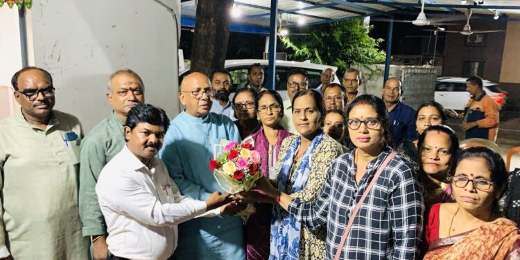 jamshedpur mla saryu roy meets pm awas yojna residents : पीएम आवास योजना के वाशिंदों ने जमशेदपुर के विधायक सरयू राय से मिलकर रखीं समस्याएं, सीवेज सिस्टम जल्द पूरा कराने का आग्रह, अधिकारियों से समाधान में तेजी लाने को कहा jamshedpur mla saryu roy meets pm awas yojna residents : पीएम आवास योजना के वाशिंदों ने जमशेदपुर के विधायक सरयू राय से मिलकर रखीं समस्याएं, सीवेज सिस्टम जल्द पूरा कराने का आग्रह, अधिकारियों से समाधान में तेजी लाने को कहा