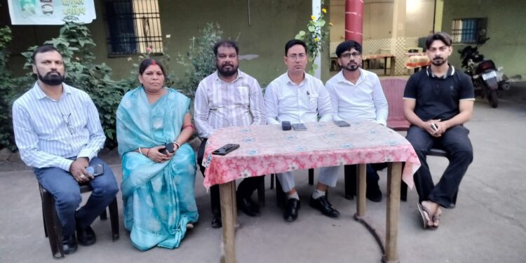 jamshedpur rural-सीसीटीवी में छह संदिग्ध दिखने का दावा, घर में चोरी की घटना के बाद अधिवक्ता ने परिवार की सुरक्षा को लेकर जताई चिंता jamshedpur rural-सीसीटीवी में छह संदिग्ध दिखने का दावा, घर में चोरी की घटना के बाद अधिवक्ता ने परिवार की सुरक्षा को लेकर जताई चिंता