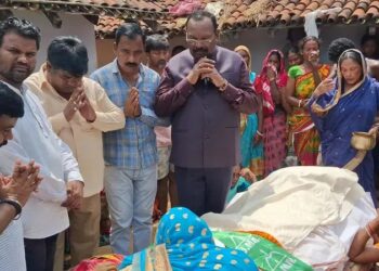 saraikela jmm- राजनगर में झामुमो के केंद्रीय सदस्य दशमत मार्डी का निधन, गणेश महाली समेत कइयों ने दी श्रद्धांजलि saraikela jmm- राजनगर में झामुमो के केंद्रीय सदस्य दशमत मार्डी का निधन, गणेश महाली समेत कइयों ने दी श्रद्धांजलि