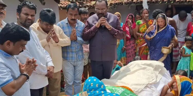 saraikela jmm- राजनगर में झामुमो के केंद्रीय सदस्य दशमत मार्डी का निधन, गणेश महाली समेत कइयों ने दी श्रद्धांजलि