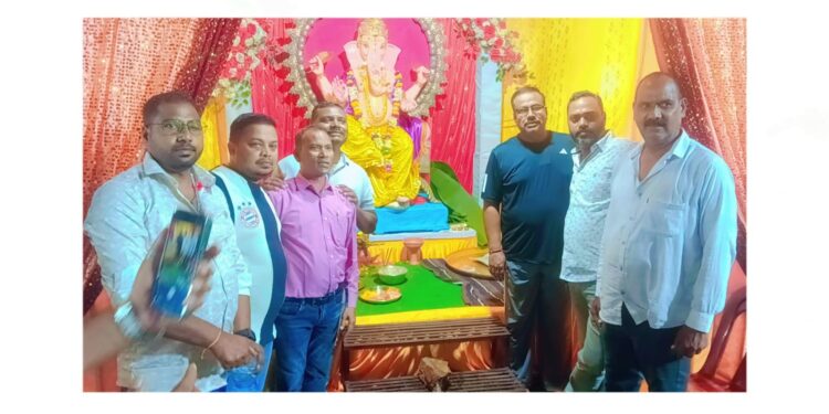 jamshedpur ganesh puja : सोनारी में गणेश पूजा पंडाल का उदघाटन, झामुमो नेता बबन राय और कांग्रेस नेता अमित श्रीवास्तव ने की भगवान गणेश की अराधना