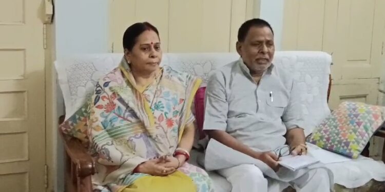 jharkhand politics- जयराम महतो के समर्थन में उतरे पूर्व सांसद शैलेंद्र महतो और आभा महतो, पुलिस की कार्रवाई पर उठाए सवाल jharkhand politics- जयराम महतो के समर्थन में उतरे पूर्व सांसद शैलेंद्र महतो और आभा महतो, पुलिस की कार्रवाई पर उठाए सवाल