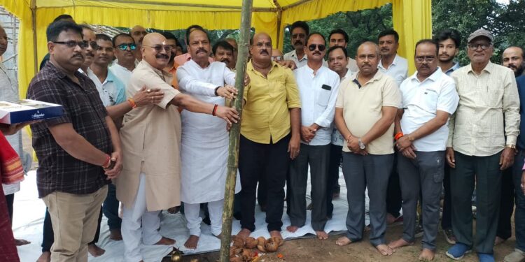 jamshedpur bhumi pujan- एग्रिको दुर्गा पूजा पंडाल निर्माण कार्य के लिए हुआ भूमि पूजन, पूर्व सीएम रघुवर दास समेत कई लोग हुए शामिल, इस वर्ष भव्य पंडाल के साथ मेले का भी होगा आयोजन jamshedpur bhumi pujan- एग्रिको दुर्गा पूजा पंडाल निर्माण कार्य के लिए हुआ भूमि पूजन, पूर्व सीएम रघुवर दास समेत कई लोग हुए शामिल, इस वर्ष भव्य पंडाल के साथ मेले का भी होगा आयोजन